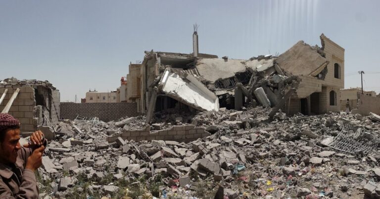 Huthi-t: Arabia Saudite kreu mbi 110 sulme ajrore dhe raketore në 24 orë në Jemen, mbi 30 të vrarë e të plagosur