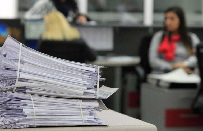Rregulla të reja për administratën: Dy vlerësime negative, humbje e vendit të punës!