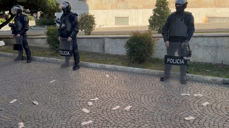 “Merrni lekët se u shitët”, qytetari i hedh “dollarë” policëve që qëndrojnë para Kryeministrisë