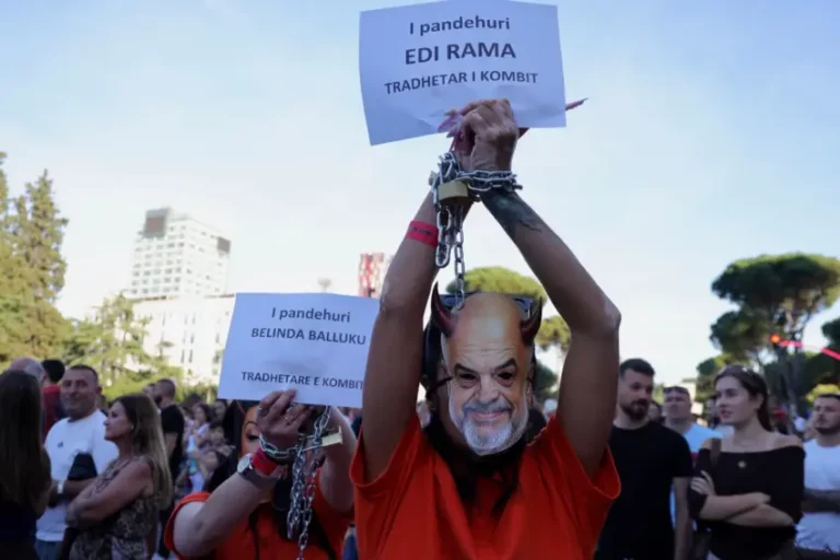 735 pedagogë e akademikë në Shqipëri kërkojnë dorëheqjen e Ramës