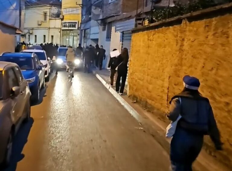 Policia nuk i ndahet protestuesve, zonat që blindohen nga forcat speciale