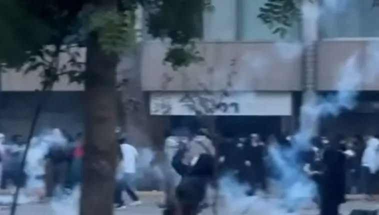 Tensione te Kryeministria në Shqipëri, protestuesit hedhin molotovë dhe gurë