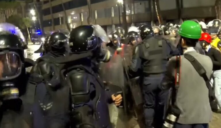 Bulevardi kthehet në arenë përleshjesh, vajzat përballen fizikisht me policinë; nisin arrestimet (Video)