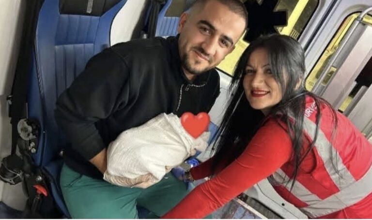 Një lindje e veçantë në autoambulancë, ekipi i Ndihmës së Shpejtë ndihmon në ardhjen në jetë të foshnjës