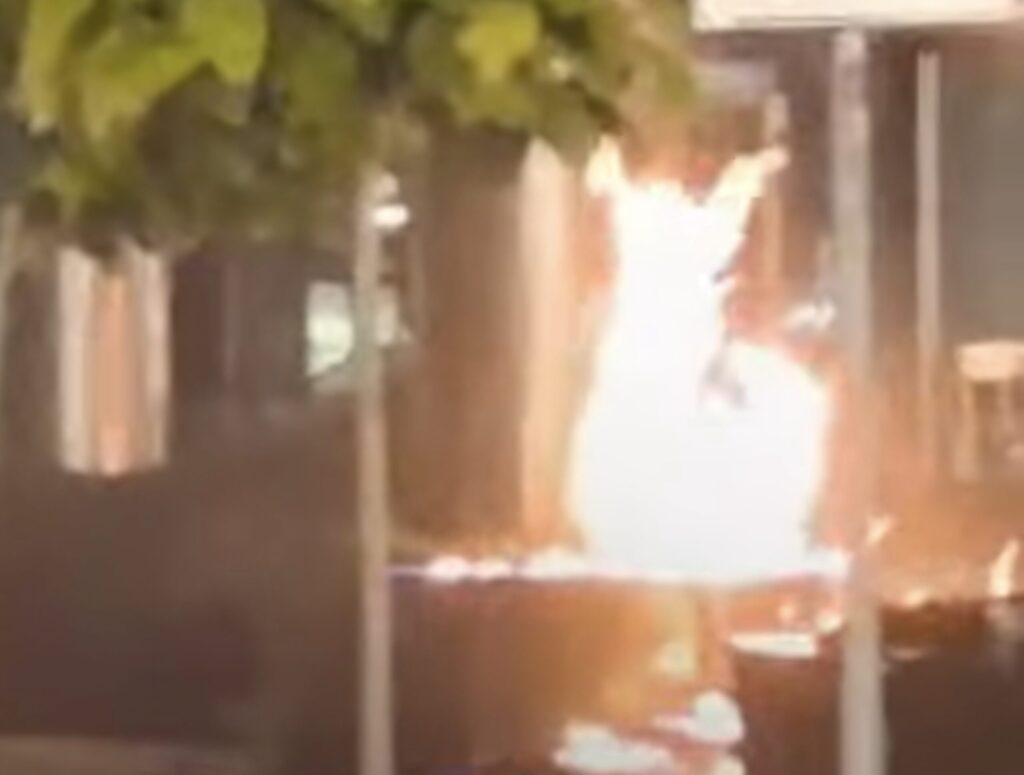 Rikthehen sulmet, protestuesit hedhin molotovë drejt kryeministrisë, del autoboti policor (Video)