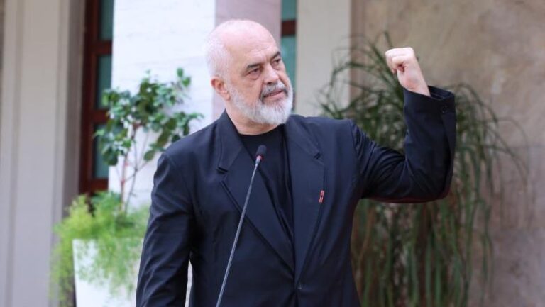 Edi Rama në vend që të dorëhiqet vet, jep urdhër për shkarkimin e të gjithë drejtorëve!