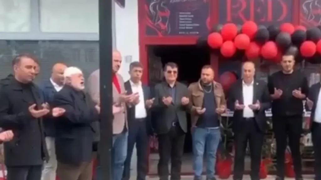 Hoxha lutet në ceremoninë e hapjes së dyqanit me të brendshme erotike në Turqi