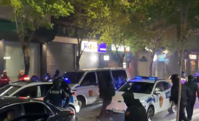 Protestuesit nuk dorëzohen, gaz, flakë dhe tensione në rrugët e kryeqytetit; Tirana në kolaps
