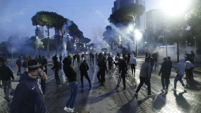 Protestuesit hedhin gurë në drejtim të Kryesisë së Kuvendit