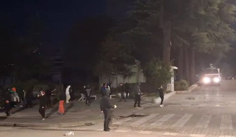 Përshkallëzohen tensionet, policia ndërhyn me ujë me presion për të shpërndarë protestuesit; nisin shoqërimet