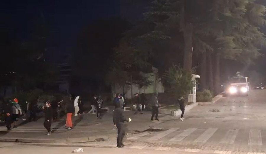 Përshkallëzohen tensionet, policia ndërhyn me ujë me presion për të shpërndarë protestuesit; nisin shoqërimet