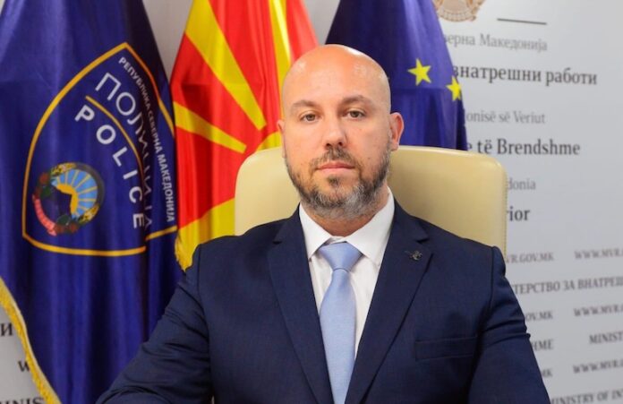 Zv/ministri Iseni nënshkruan suspendimin e 6 policëve të dyshuar për dhunën ndaj dy të rinjve shqiptarë