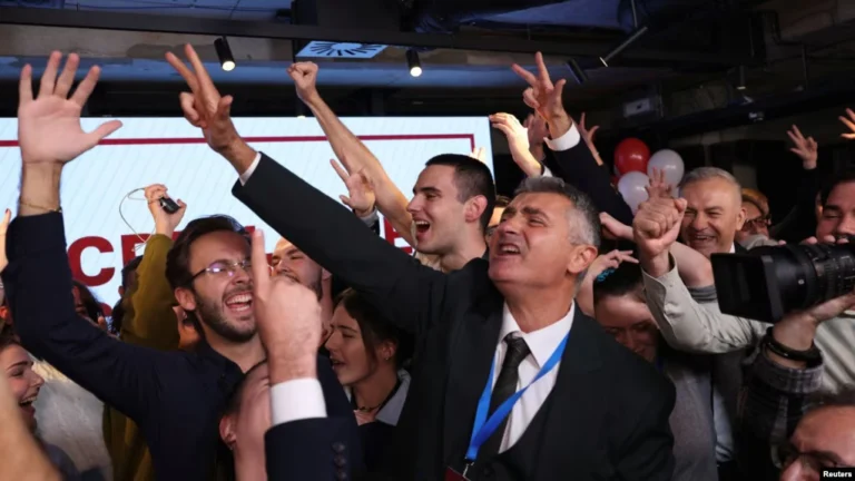 Çfarë politike të jashtme propozon Lista Studentore në Serbi?