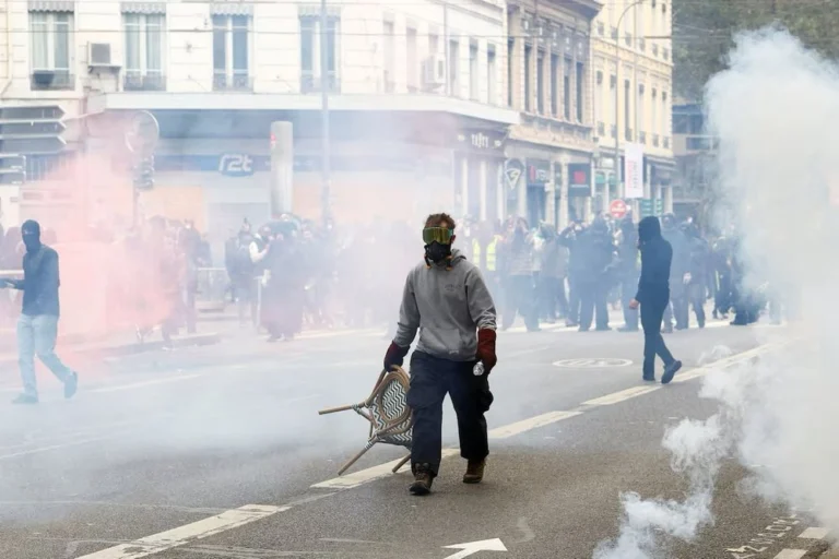 Qeveria franceze u ofron studentëve një marrëveshje për t’i dhënë fund protestave, por ata refuzojnë: Nuk janë përmbushur kërkesat tona