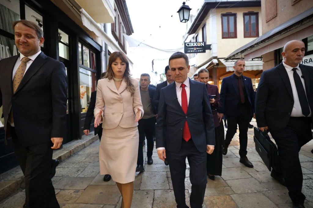 Kasami pret në Shkup Kryetaren e Kuvendit të Kosovës, Albulena Haxhiu: Diskutohet për projektet infrastrukturore dhe bashkëpunimin dypalësh