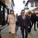 Kasami pret në Shkup Kryetaren e Kuvendit të Kosovës, Albulena Haxhiu: Diskutohet për projektet infrastrukturore dhe bashkëpunimin dypalësh
