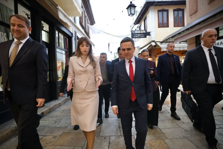Kasami pret në Shkup Kryetaren e Kuvendit të Kosovës, Albulena Haxhiu: Diskutohet për projektet infrastrukturore dhe bashkëpunimin dypalësh