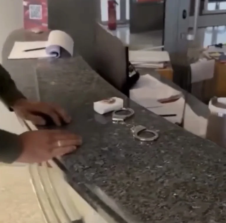 Qytetarët serb lanë pranga policie dhe sapun në recepsionin e RTS-së në Beograd