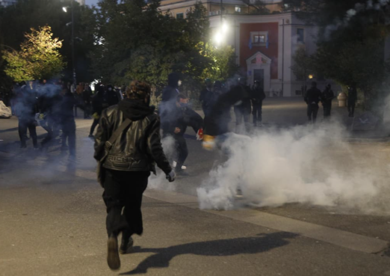Studentët në protestë për të 16-ën ditë në Shqipëri, kërkojnë dorëheqjen e Ramës