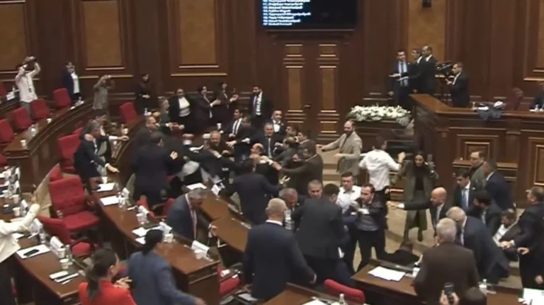Rrahje masive në Parlamentin e Armenisë: Fluturuan karriget dhe grushtet, një deputet doli me hundë të përgjakur (Video)