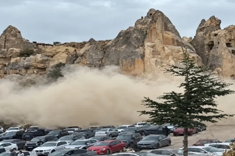 Moment i frikshëm në Turqi, shkëmbi bie mbi njerëzit
