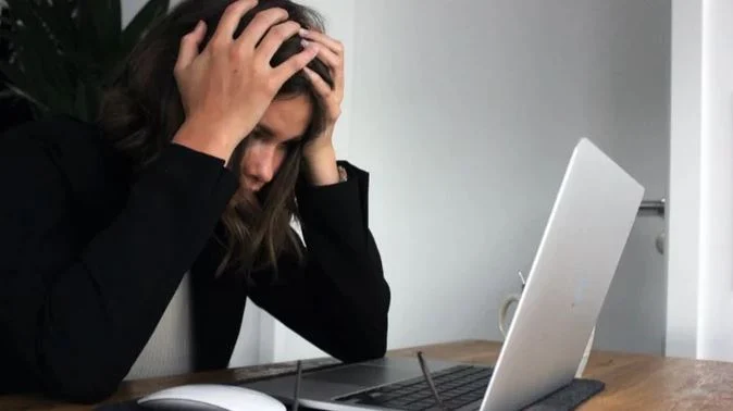 Stresi nuk dëmton vetëm shëndetin mendor, por edhe trupin! 7 shenja fizike që tregojnë se jeni nën presion, edhe kur nuk e kuptoni