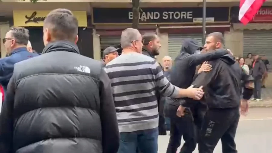Tensione te Ministria e Arsimit, studentët përzënë deputetët e PD-së nga protesta