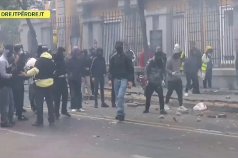 Protestuesit godasin policinë me llastiqe dhe kapsolla në Tiranë