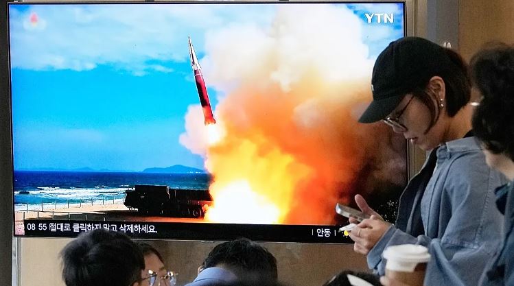 pheniani-teston-raketen-e-re-balistike-me-rreze-te-mesme-veprimi-koreja-e-veriut-e-pamundur-te-kapet
