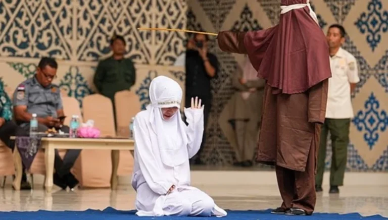 100 goditje me kamxhik për tradhti bashkëshortore në Indonezi/ Gruaja rrëzohet nga dhimbja