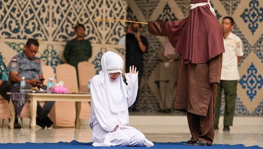 100 goditje me kamxhik për tradhti bashkëshortore në Indonezi  Gruaja rrëzohet nga dhimbja