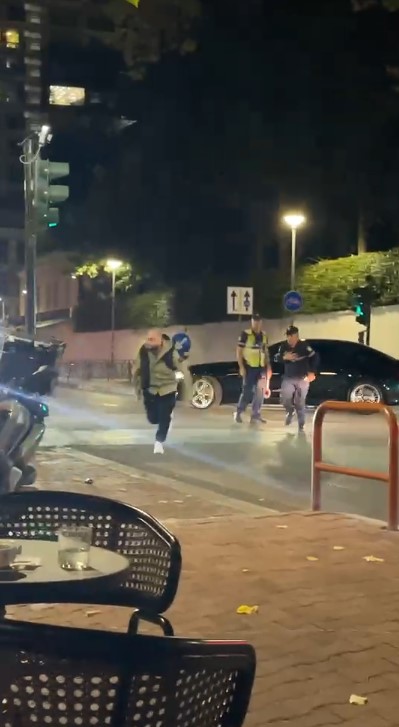Protesta në Tiranë/ Aktivisti Edison Lika godet me vezë makinën që del nga Kryeministria, arrestohet nga policia