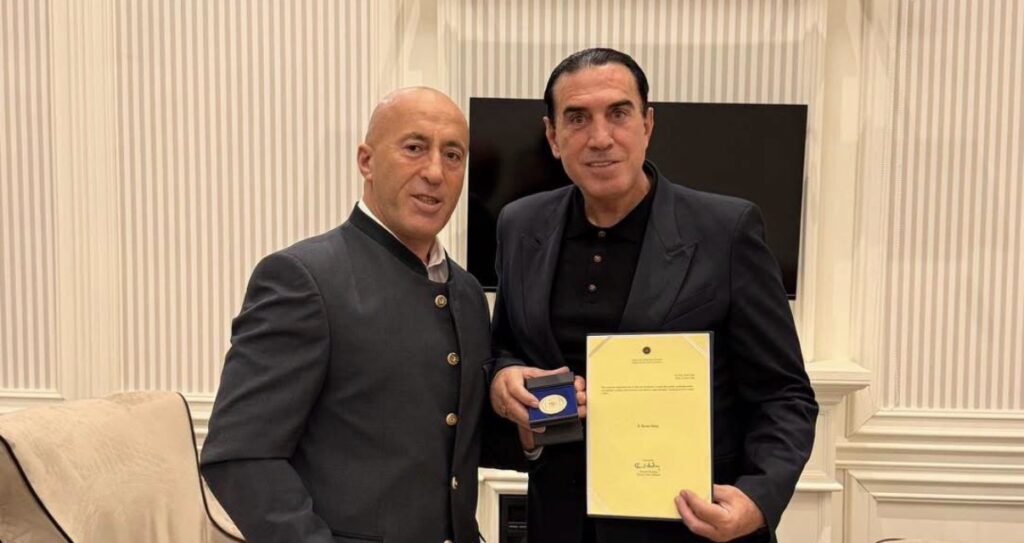 Ramush Haradinaj nderon Enver Idrizin me medaljen Me besim në Zot, Atdhe e Shtet