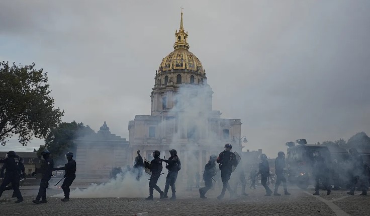 Demonstratat e dhunshme në Paris, mijëra studentë dalin në protesta në të gjithë Francën