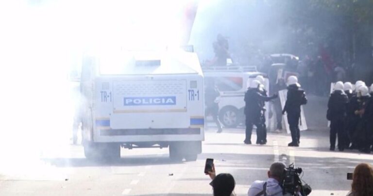 Rikthehet kaosi në Tiranë/ Studentët gjuajnë me gurë te Ministria e Arsimit, policia kundërpërgjigjet me gaz lotsjellës