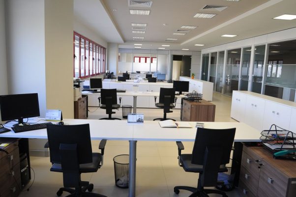 Institucione të krijuara nga pazaret politike, kostoja bie mbi qytetarët