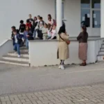 Prindërit bojkotojnë mësimin në Frëngovë: “Fëmijët tanë nuk do të kthehen në shkollë!”