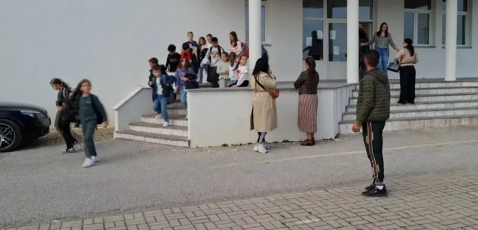 Prindërit bojkotojnë mësimin në Frëngovë: “Fëmijët tanë nuk do të kthehen në shkollë!”
