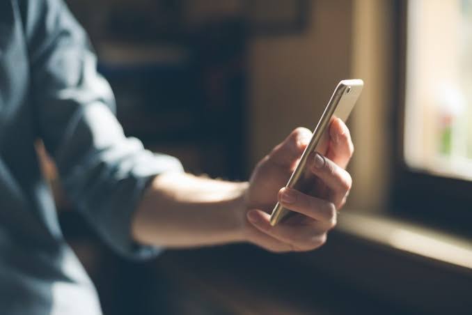 Nëna denoncon djalin për kërcënime të vazhdueshme përmes telefonit