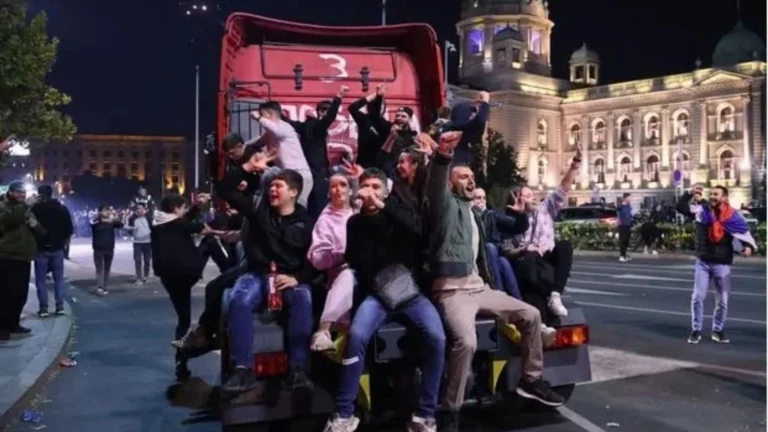 Studentët në Serbi nisin bisedimet për formimin e qeverisë pas fitores historike, lëvizja ende mbetet pa një lider konkret