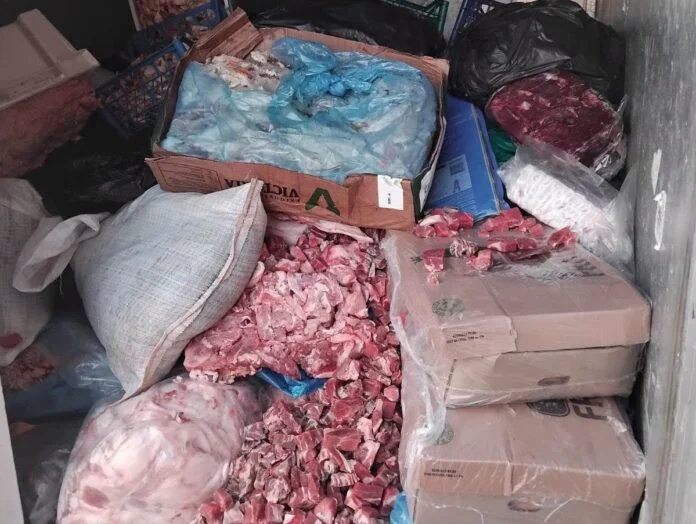Konfiskohen dy tonë mish të pasigurt, një pjesë e produkteve shiteshin edhe përmes rrjeteve sociale